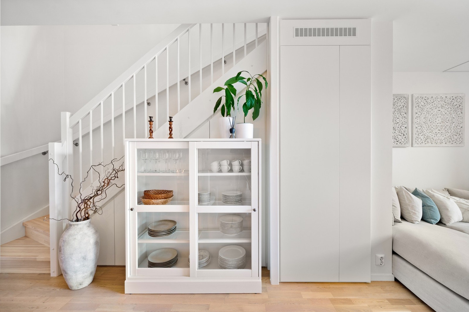 Godt med lagringsplass under trapp. Galleribilde