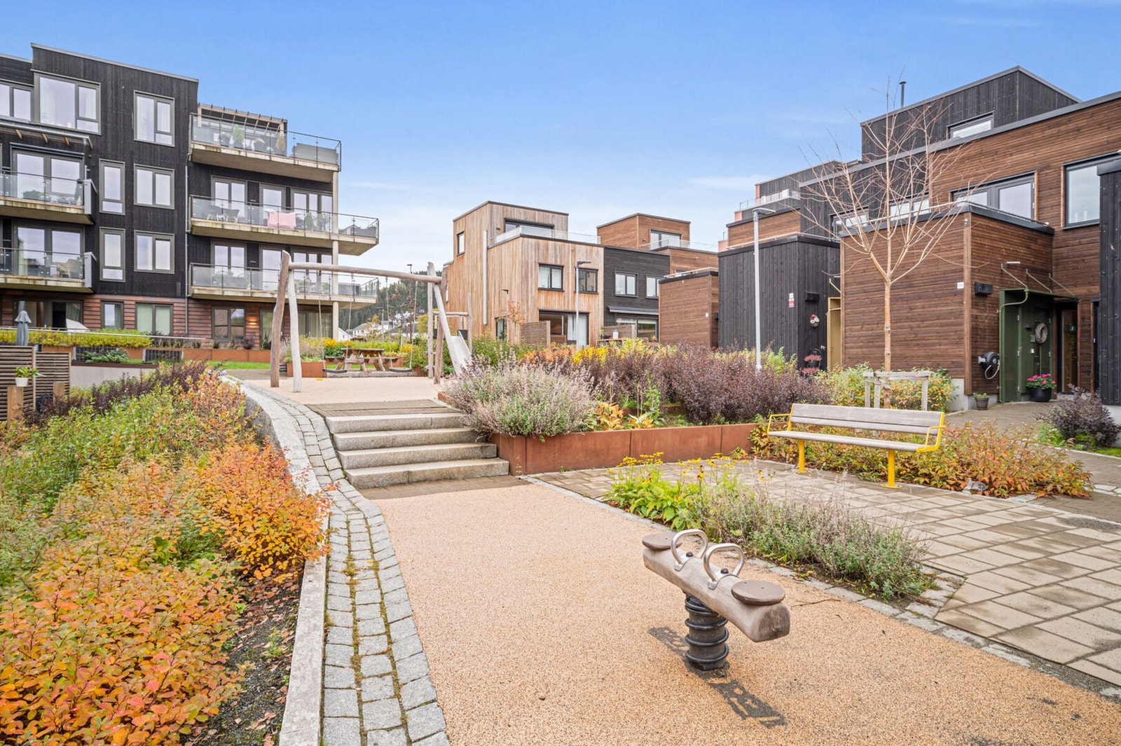 Flere pent opparbeidede uteområder og lekeplasser i området. Beboerne her er hovedsakelig barnefamilier, og bilfrie tun bidrar til trygge oppvekstsvilkår. Galleribilde