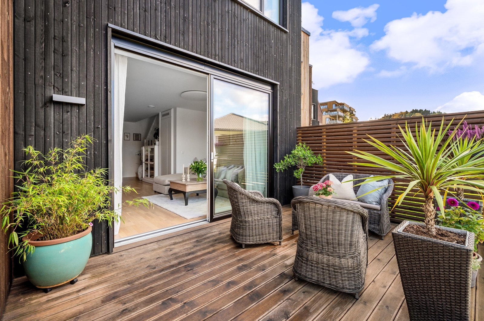 Terrassen er romslig med sine 12,7m² med god plass til ønsket utemøblement. Galleribilde