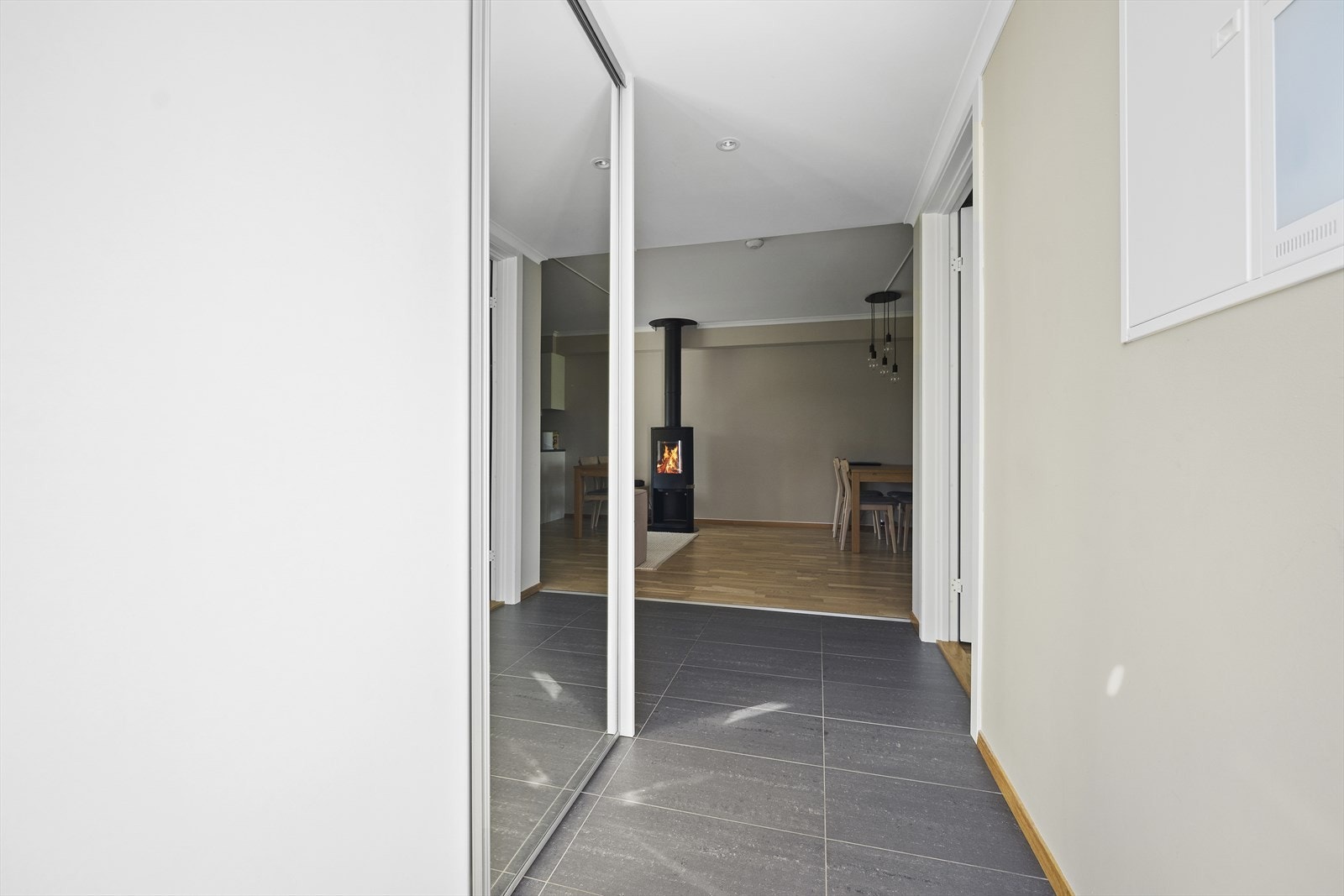 Pen entré innredet med praktisk skyvedørsgarderobe for oppbevaring av yttertøy og sko Galleribilde