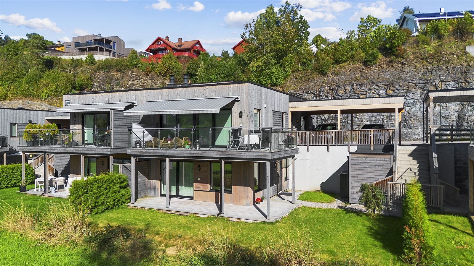 Leiligheten ligger i første etasje med hyggelig hagedel og sportsbod Galleribilde