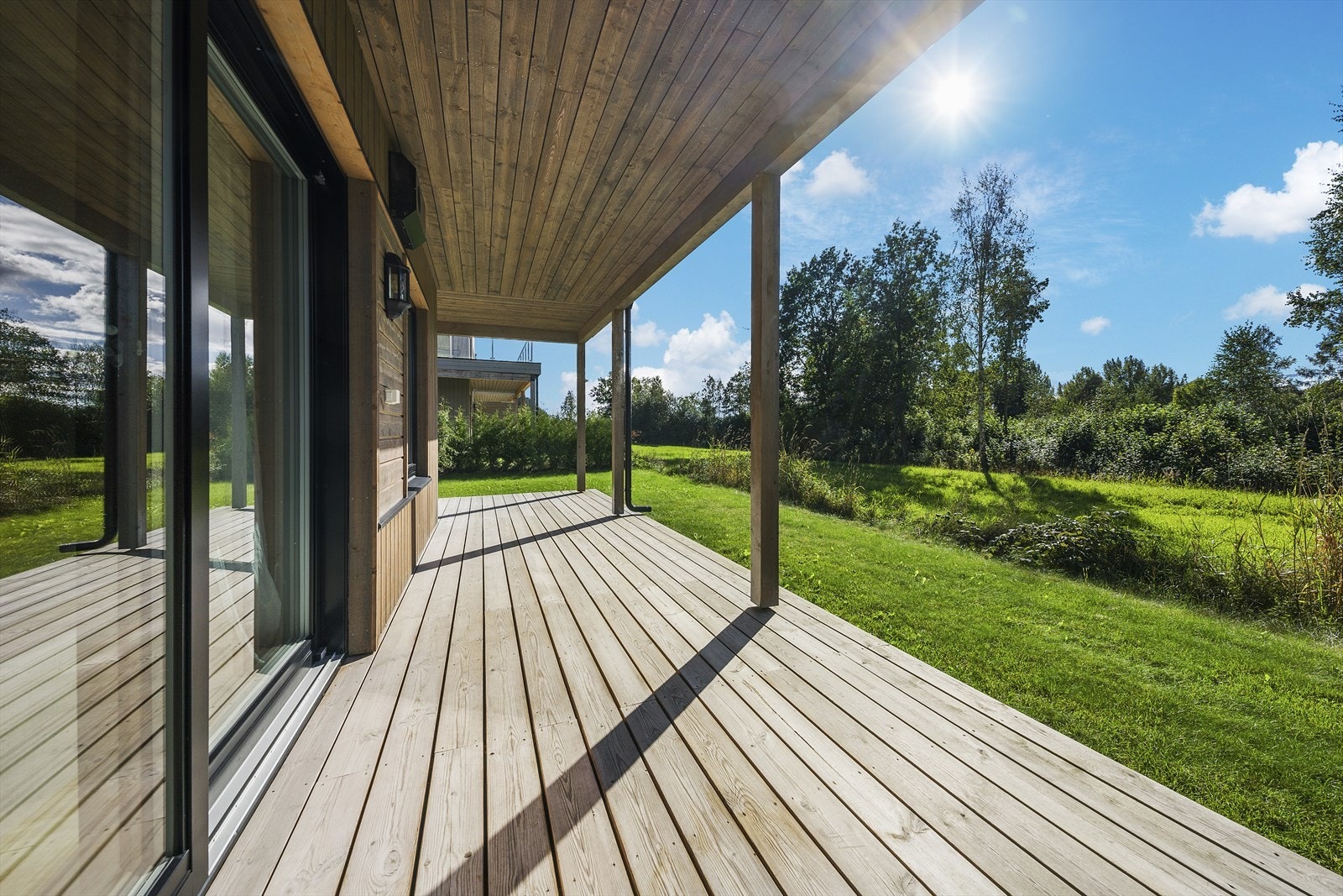 Uteplassen grenser mot naturområde Galleribilde