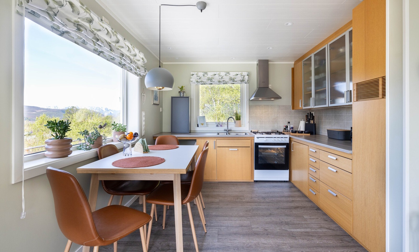 Kjøkken og stue har åpen løsning Galleribilde