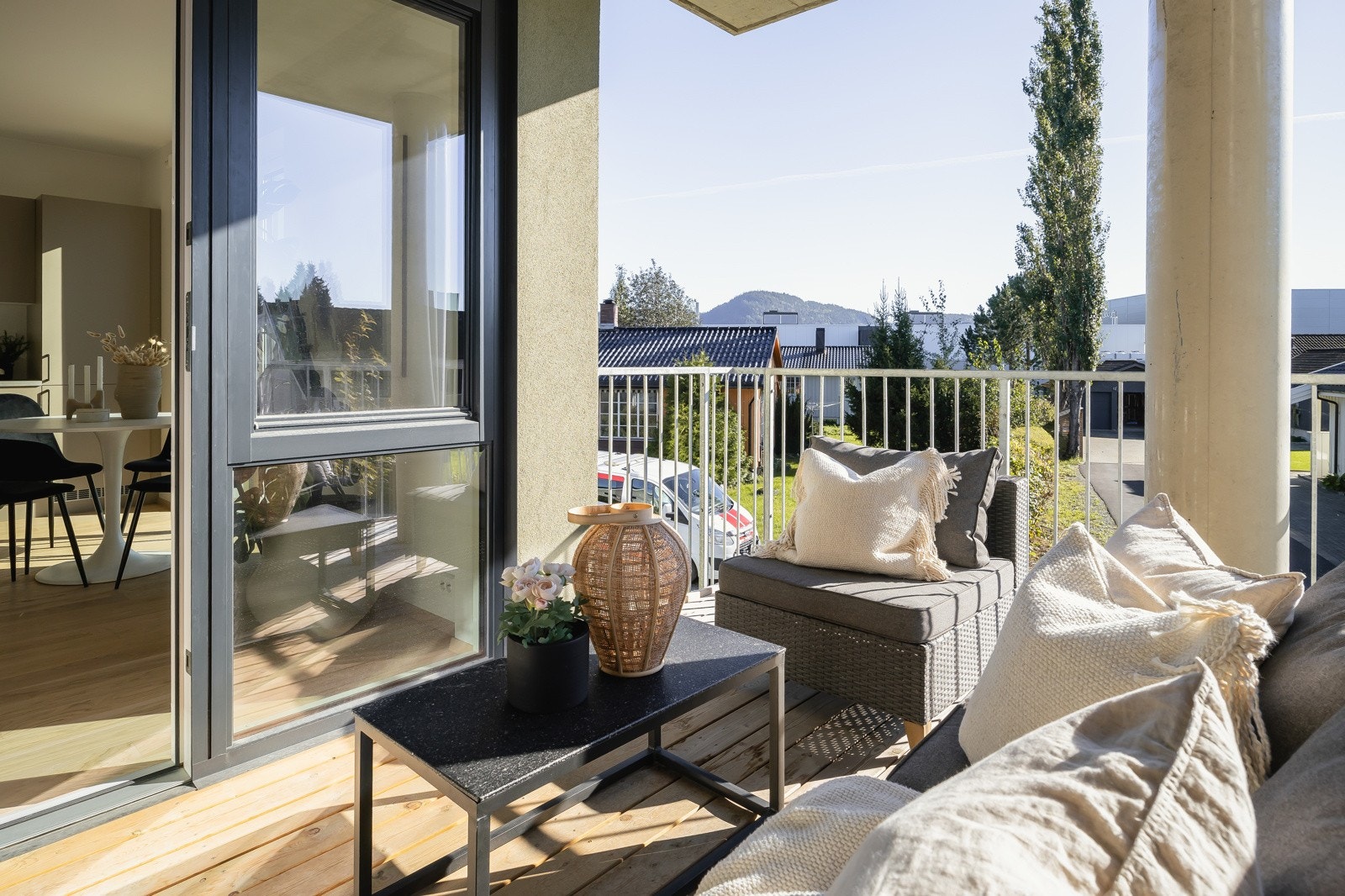 Balkongen blir en herlig forlengelse av stue/kjøkken på varme sommerdager. Galleribilde