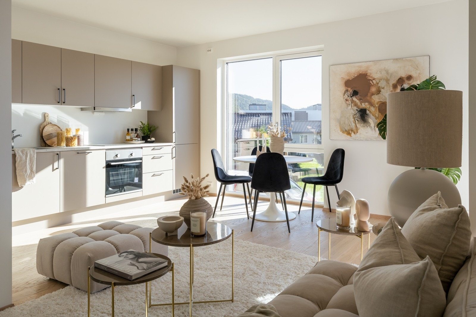 Åpen løsning mellom stue og kjøkken som gir plass til både spisegruppe, samt egen TV-krok. Galleribilde