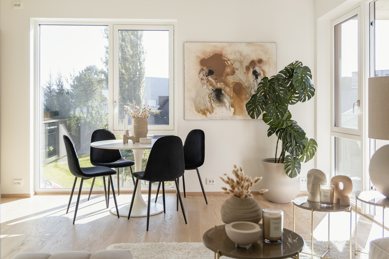 Store vinduer slipper inn mye naturlig lys som gjør dette til et hyggelig oppholdsrom. Galleribilde