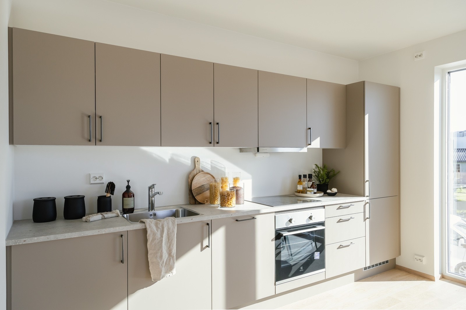 Utstyrt med integrerte hvitevarer som kombiskap, oppvaskmaskin, stekeovn, platetopp, ventilator og komfyrvakt. Galleribilde