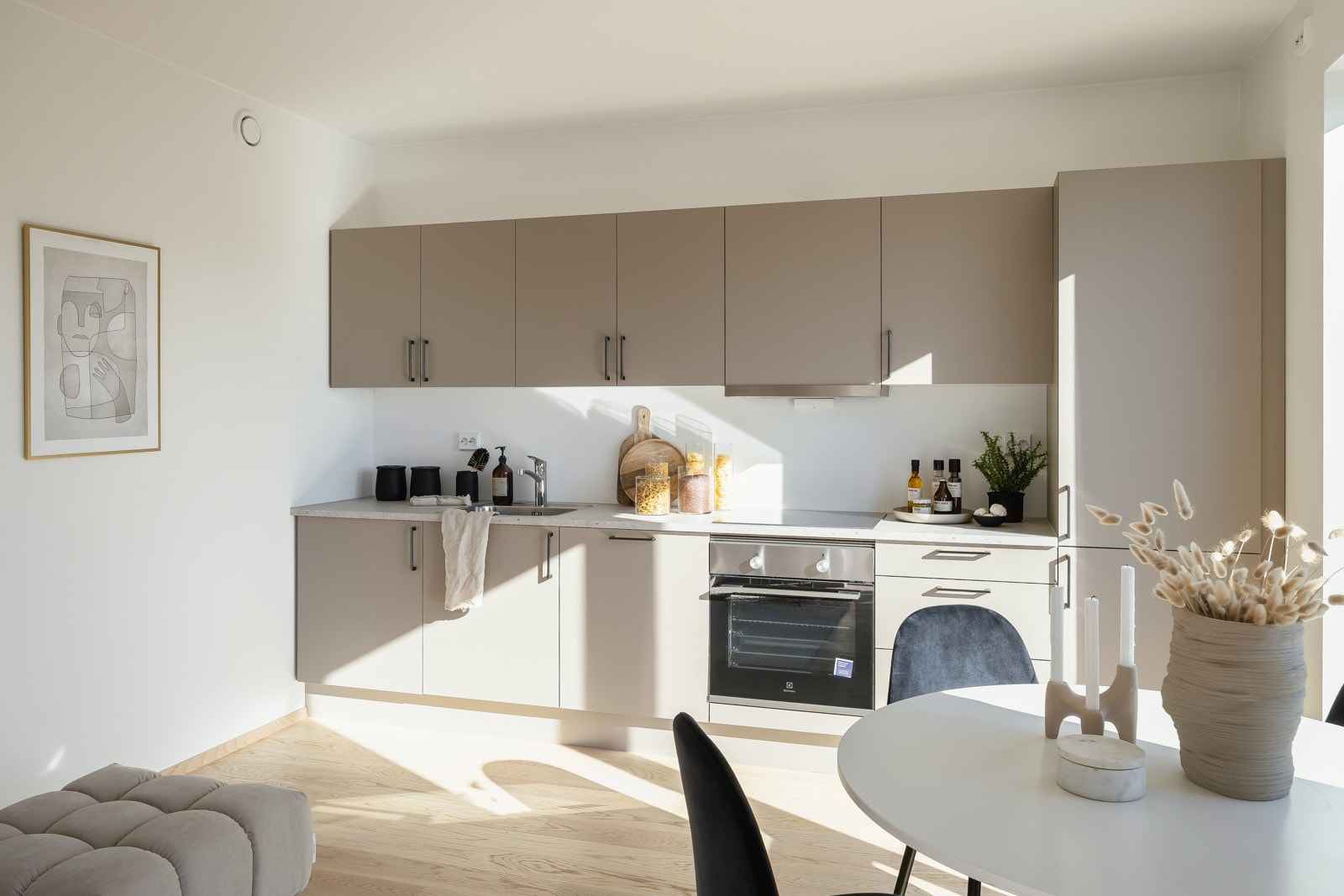 Kjøkkenet fra HTH har godt med skap- og benkeplass. Galleribilde