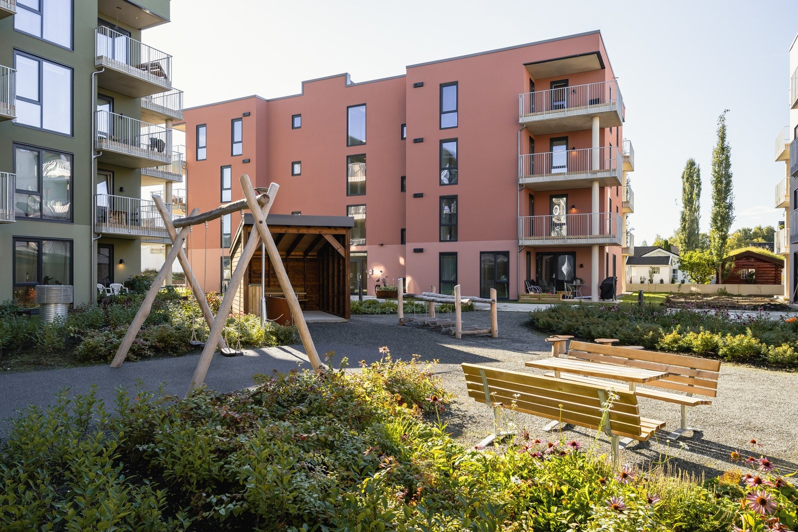 Midt i mellom byggene på Hangaren blir det opprettet fellesareal med lekeplasser og benker. Galleribilde