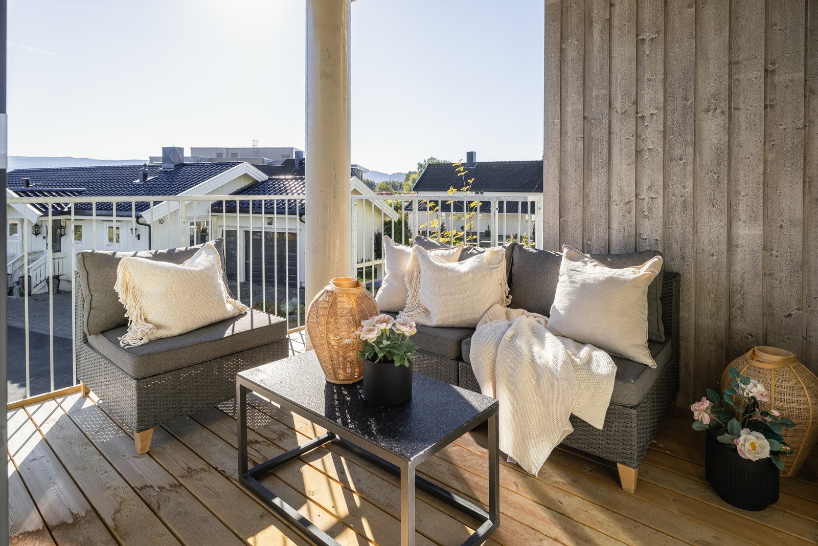 Fra stue/kjøkken har man direkte utgang til en romslig balkong med morgensol. Galleribilde