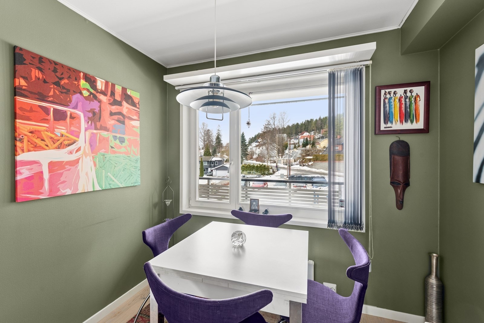 Fin spiseplass på kjøkken. Galleribilde