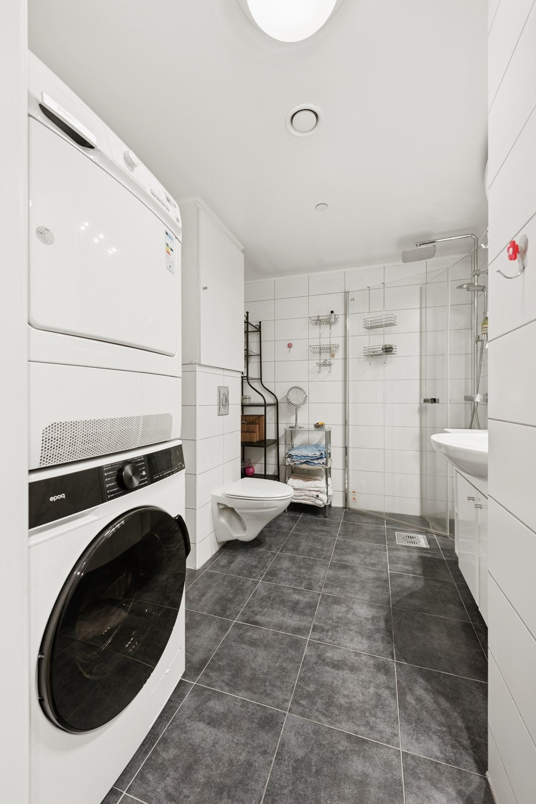 Flislagt bad med opplegg for vaskemaskin. Galleribilde