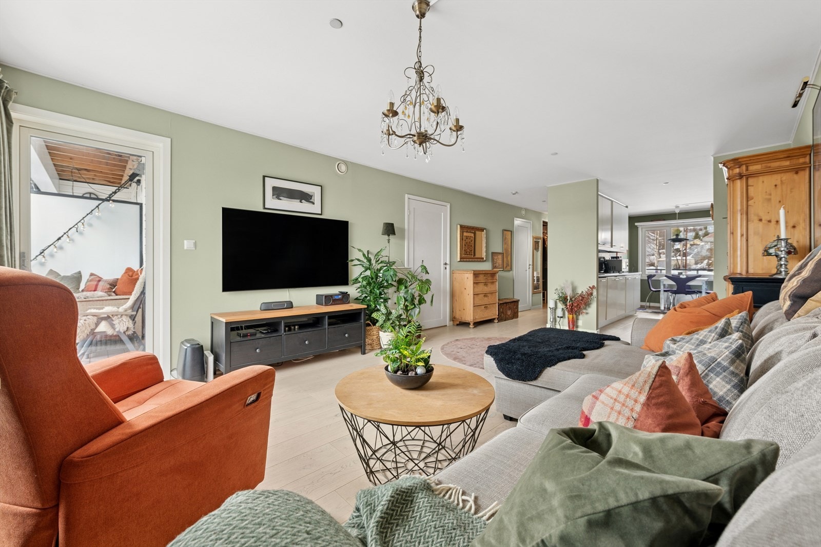 Det er delvis åpen stue og kjøkkenløsning som gjør rommet mer sosialt. Galleribilde