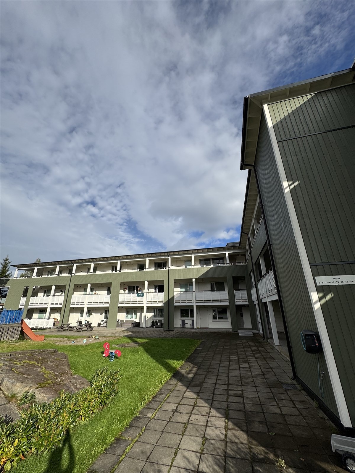 Fellesarealene er pent opparbeidet med hellebelagte internveier, sittebenker, lekeapparater, plenarealer, prydbusker, diverse beplantning og asfaltert parkeringsplass. Galleribilde