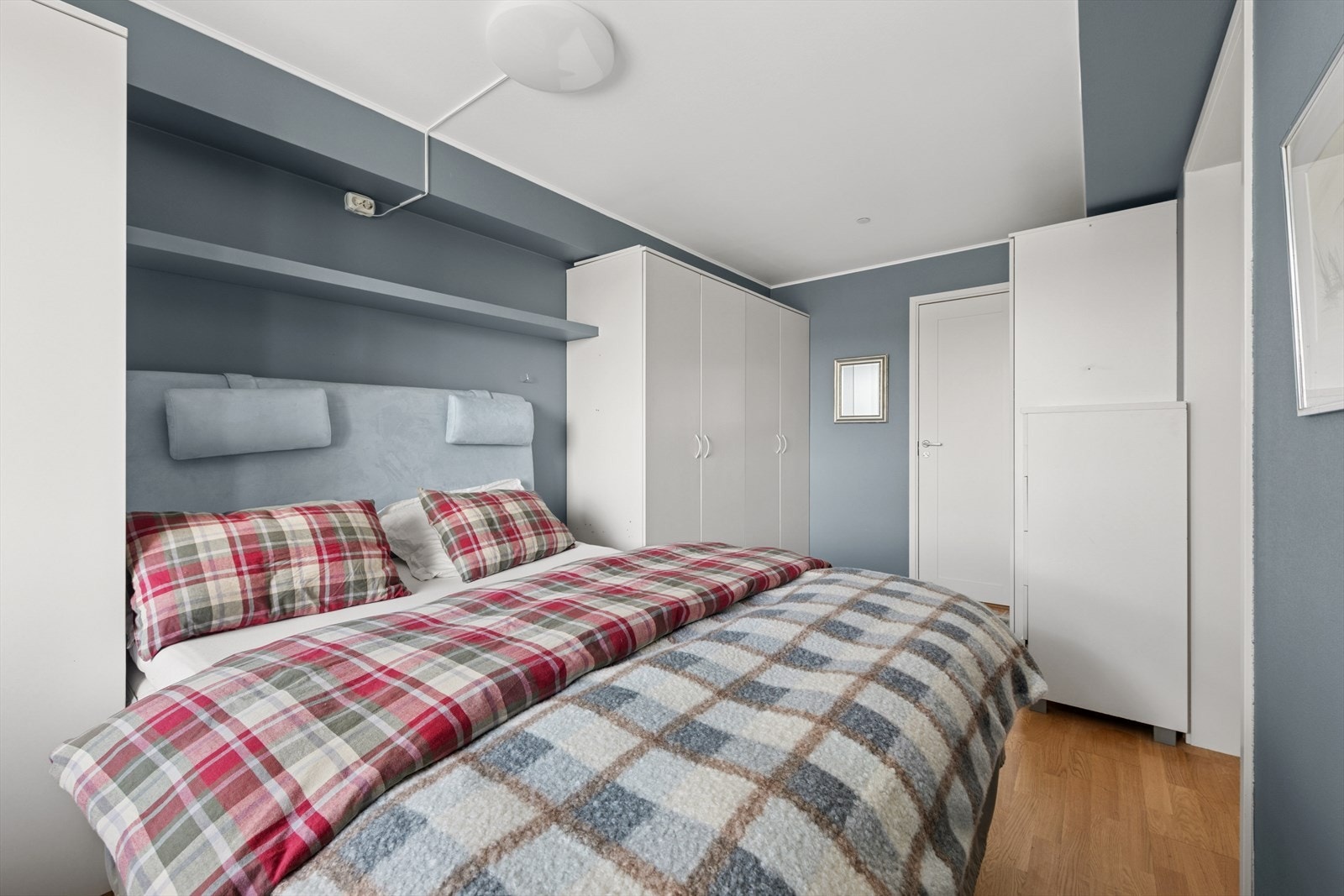 Hovedsoverom er stort med god plass til oppbevaring i flere garderobeskap og tilgang rett inn til badet. Galleribilde