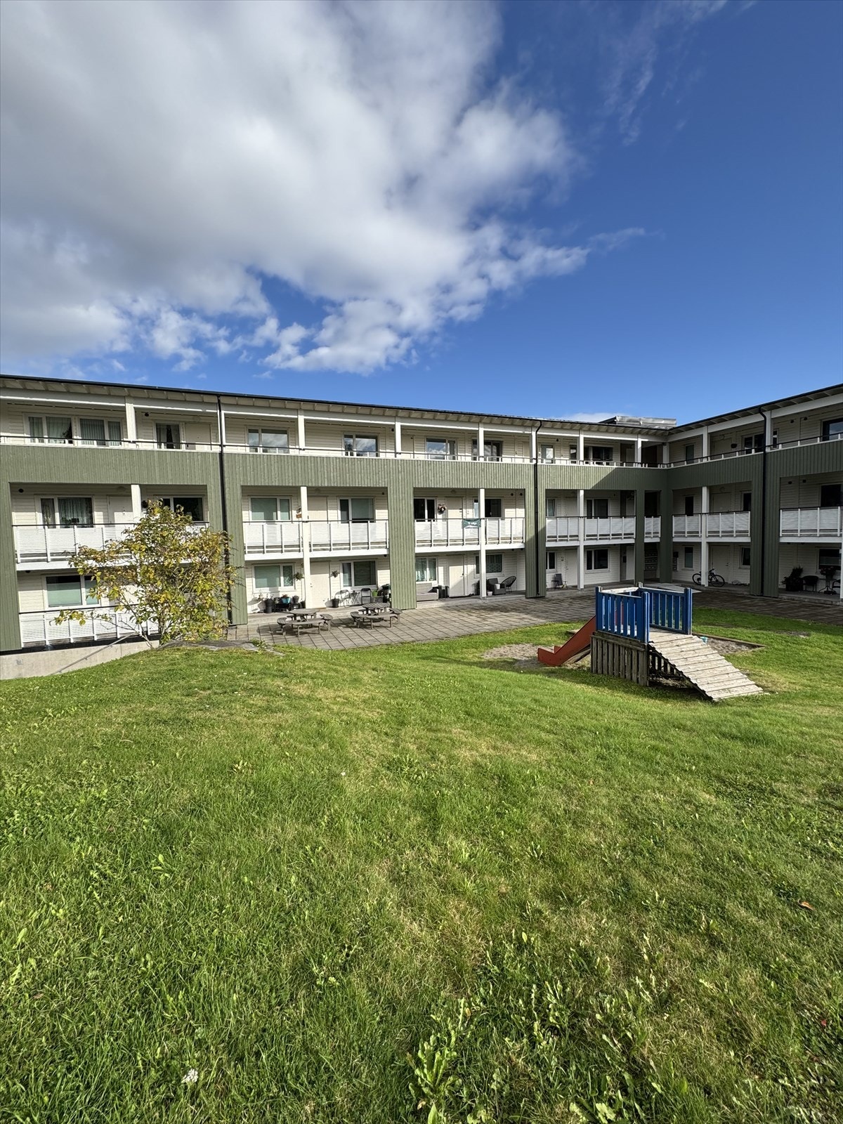 Herfra er det umiddelbar nærhet til det man måtte trenge i hverdagen som skoler, barnehager, offentlig kommunikasjon og et rikt utvalg av servicetilbud. Galleribilde