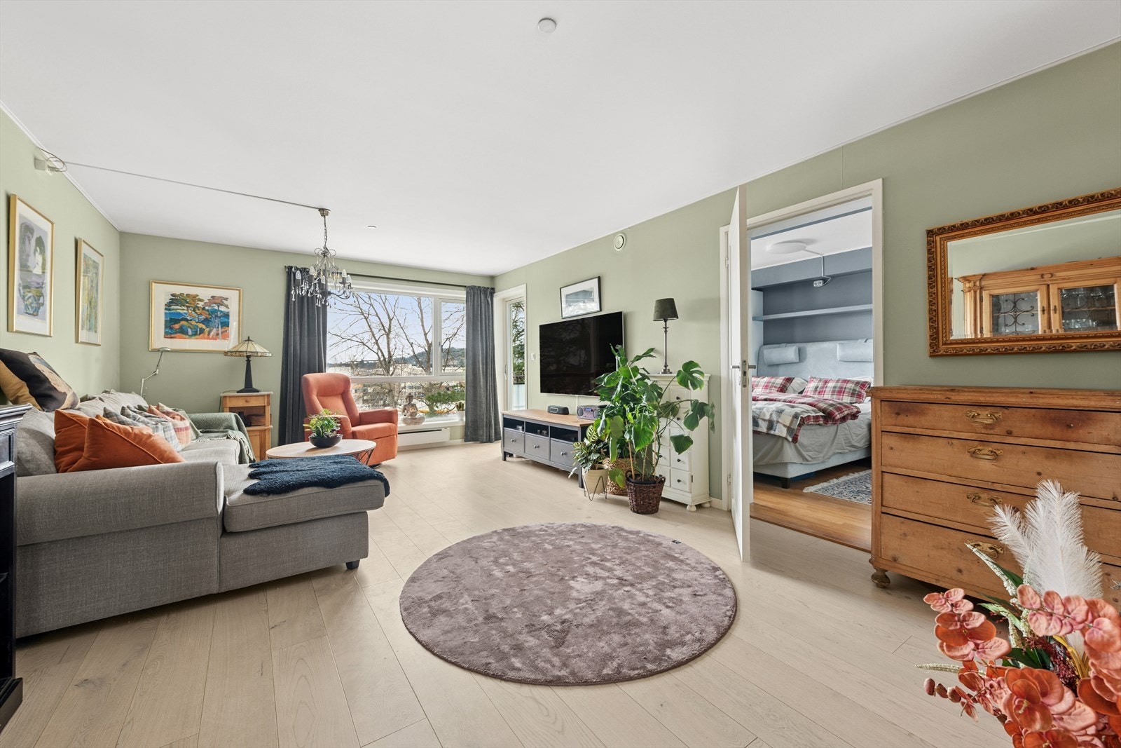 Her er flere store vindusflater som slipper inn mye naturlig lys og skaper en god atmosfære i rommet. Galleribilde