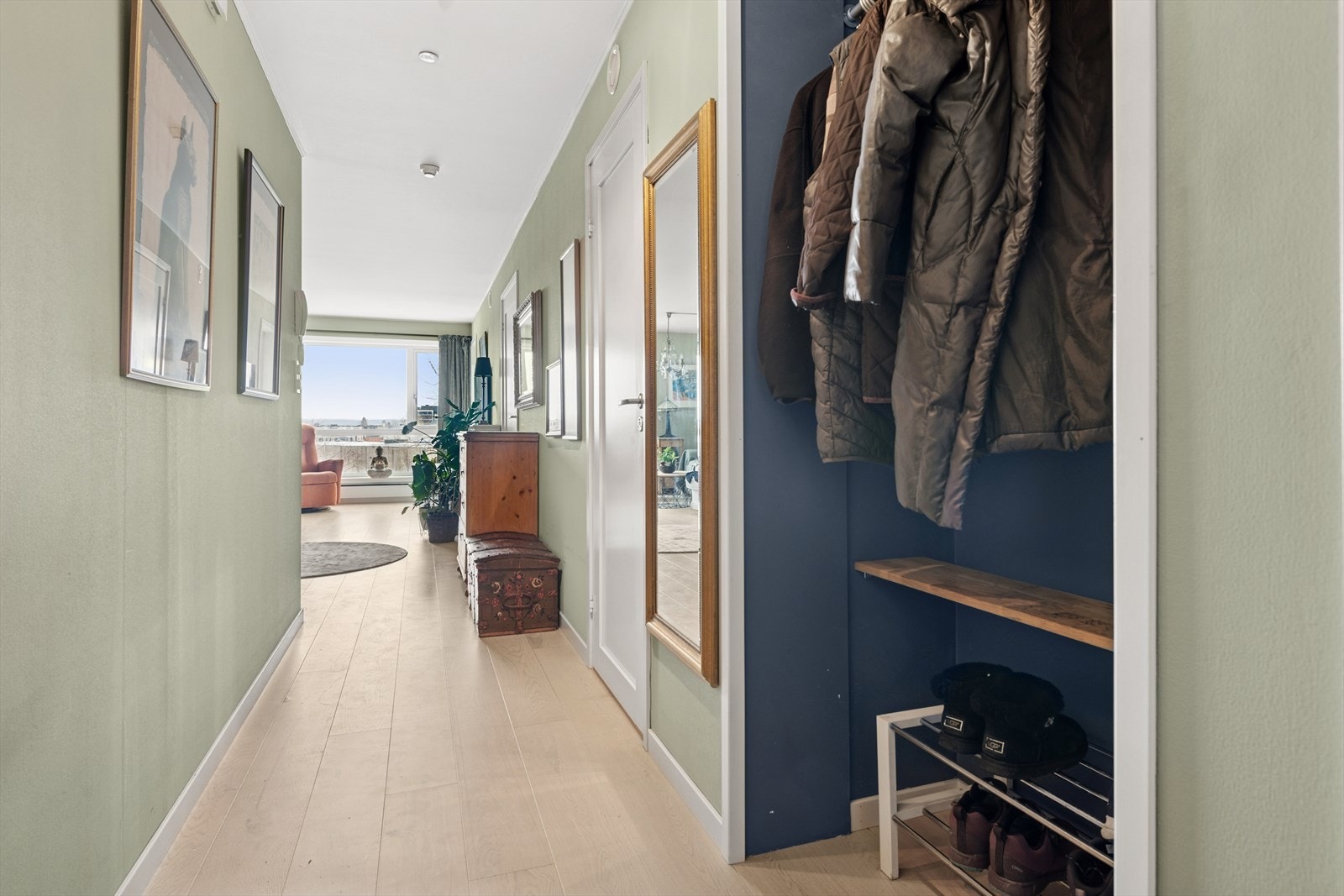 Her ønskes du velkommen inn i en entré med plass til å henge fra seg ytterklær. Galleribilde