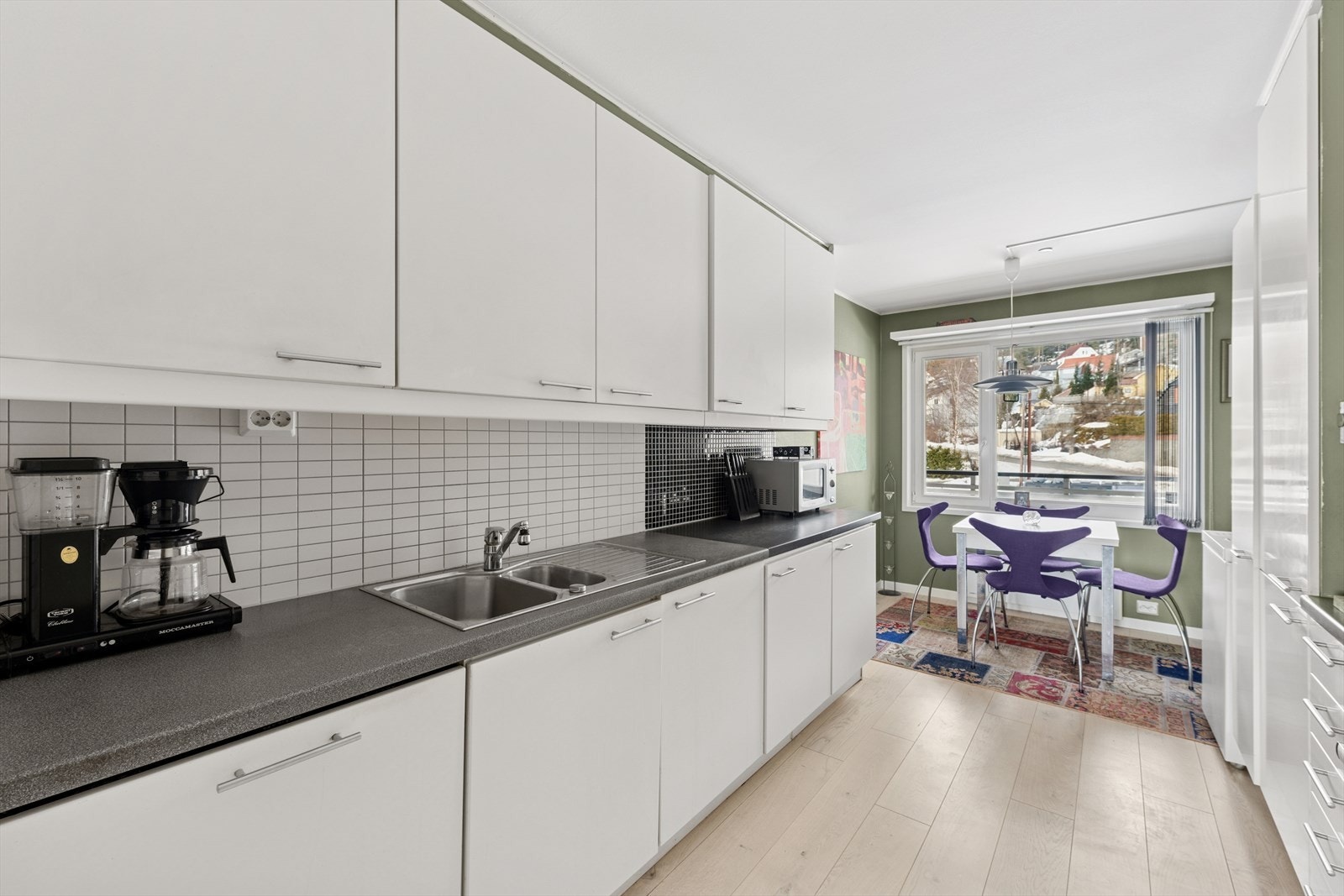 Vegger mellom over- og underskap er flislagte, praktisk ved matlaging. Galleribilde