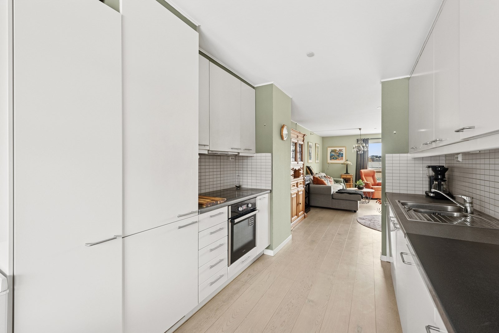 Kjøkkenet er innredet i en praktisk form og har godt med skap- og benkeplass. Galleribilde