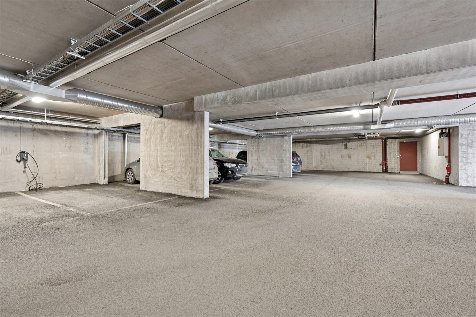 Parkeringsplass i ifelles garasjeanlegg med mulighet for å monter el-bil lader. Galleribilde