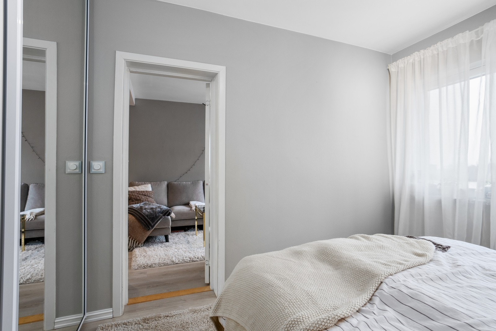 Stilrent og funksjonelt soverom med praktisk skyvedørsgarderobe. Galleribilde