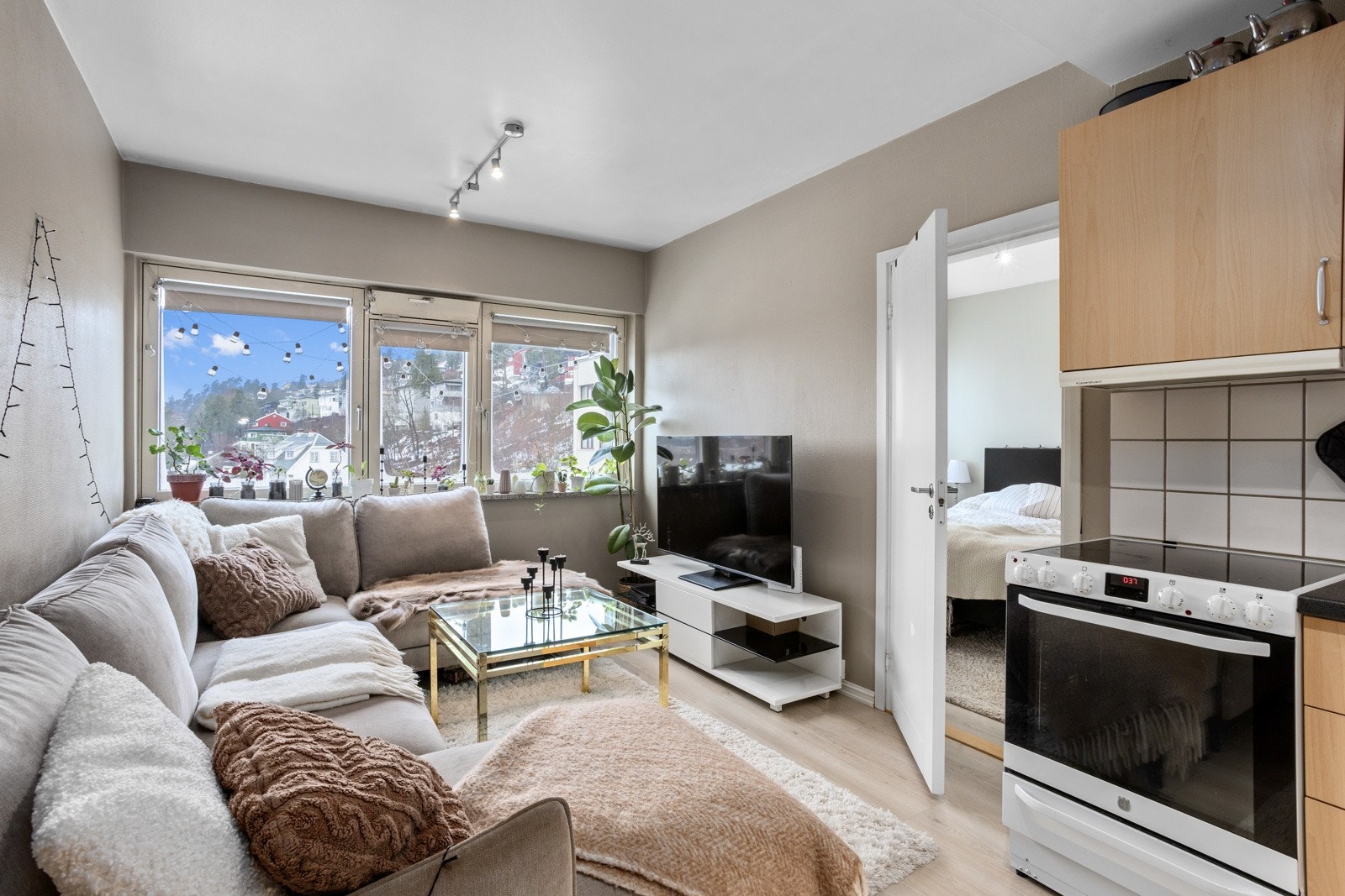 Åpen kjøkken- og stueløsning som skaper en sosial og innbydende atmosfære. Galleribilde