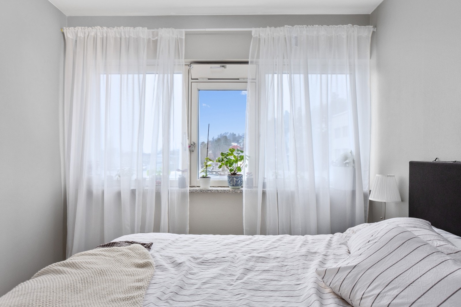 Et harmonisk soverom som gir en behagelig atmosfære for en god natts søvn. Galleribilde