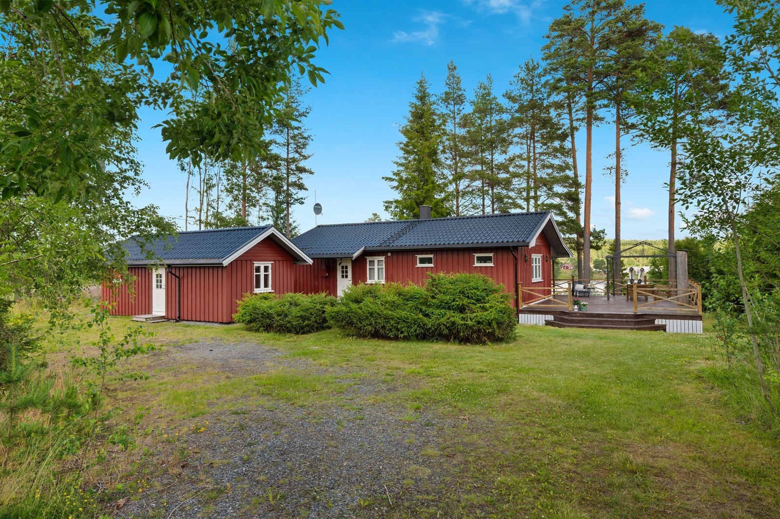 Tomten er romslig og det gode parkeringsmuligheter for gjester. Galleribilde