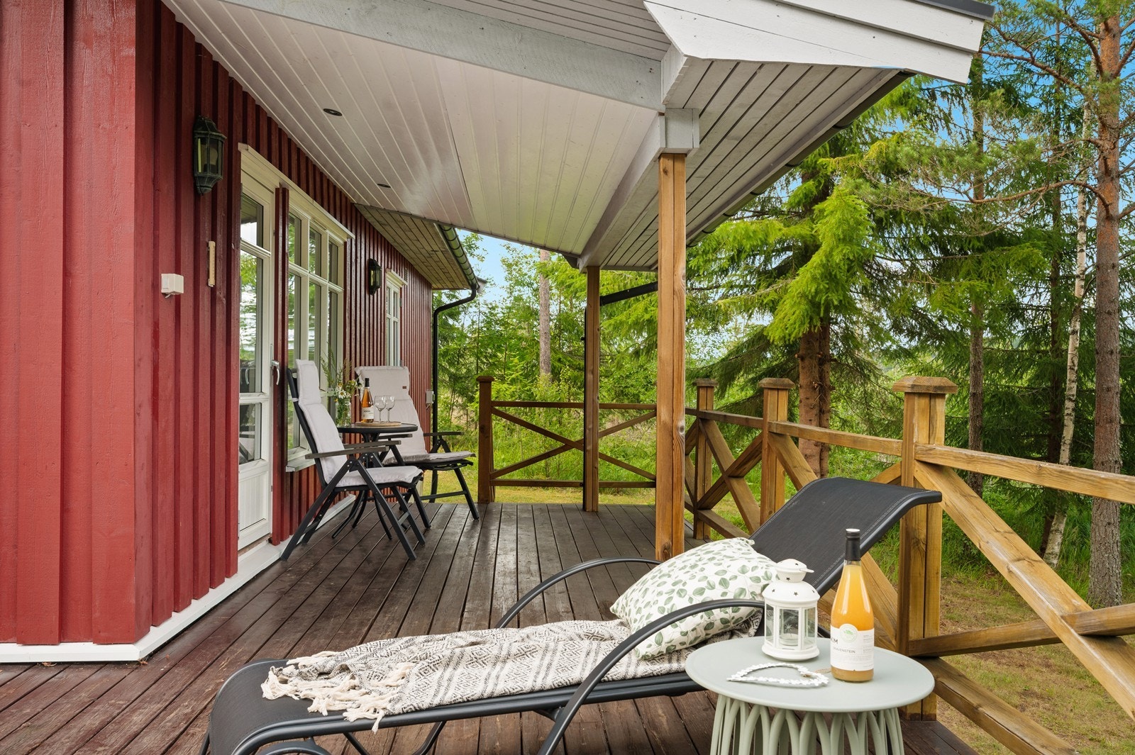 Terrassen er stor og det er mange muligheter for flere hyggelige soner. Galleribilde