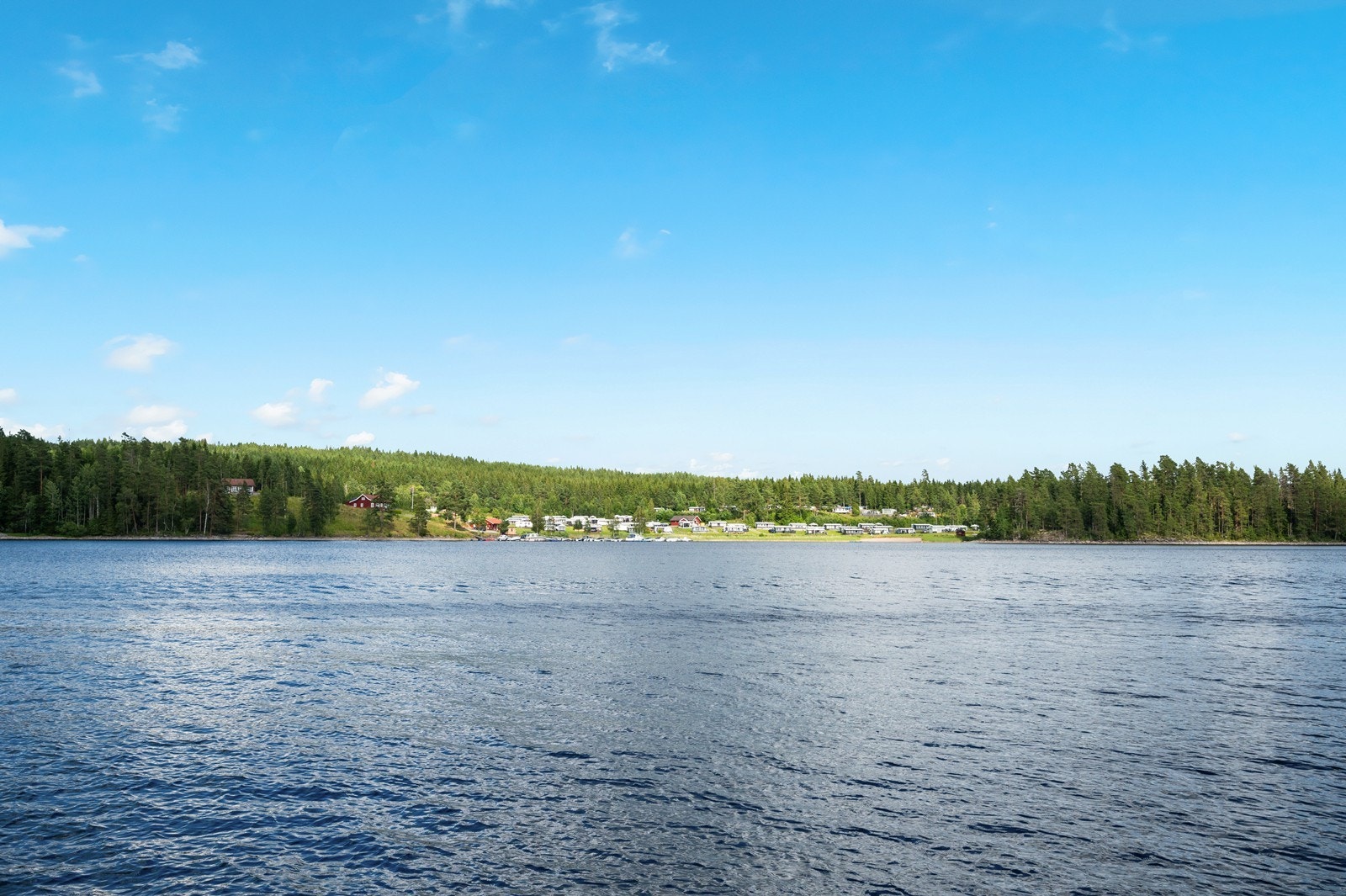 Rørvik camping ligger rett på andre siden av vannet. Galleribilde