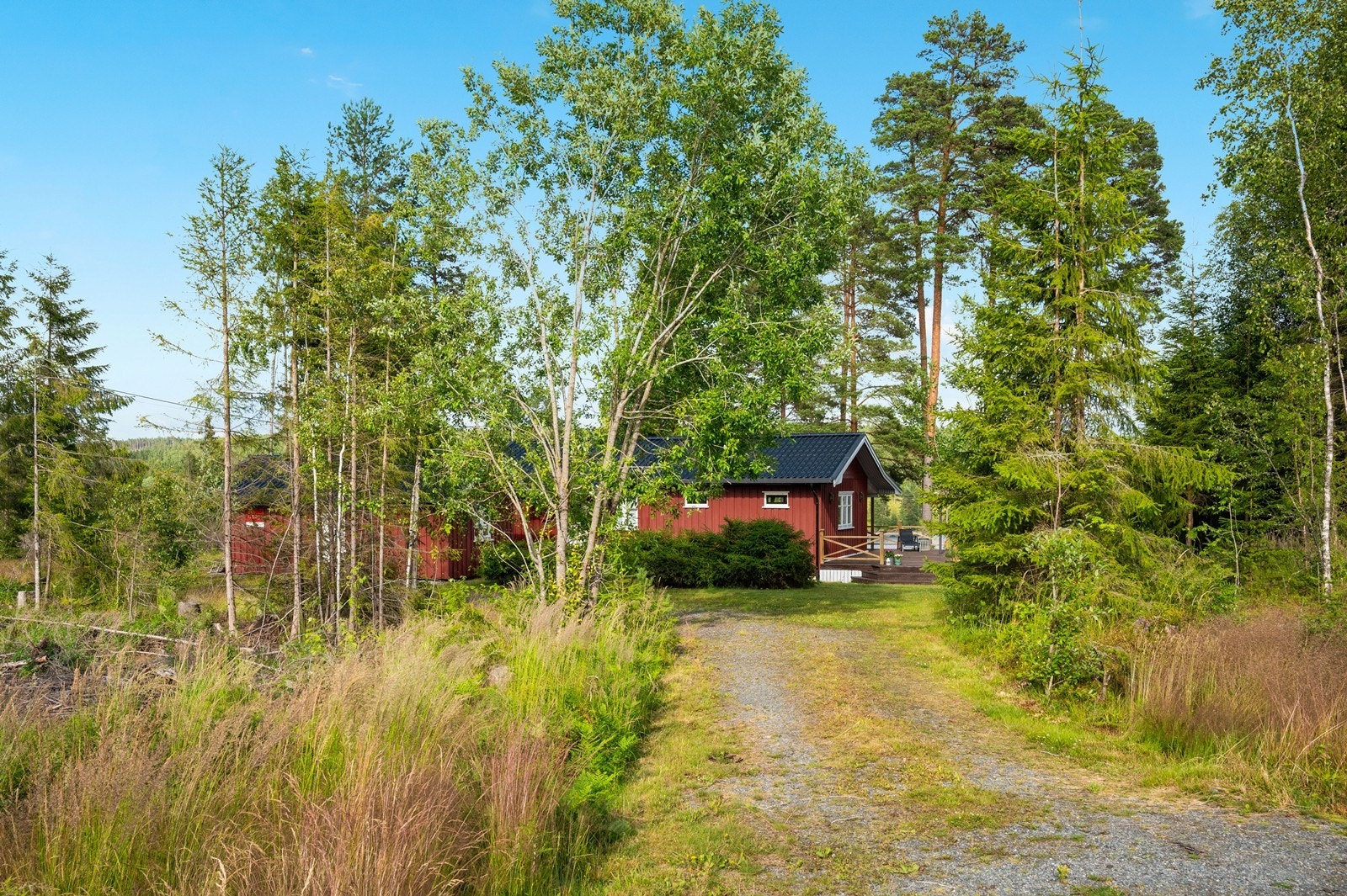 Hytta ligger ligger tilbaketrekkt fra Vikenveien. Usjenert uteplasser og skjermet fra innsyn. Galleribilde