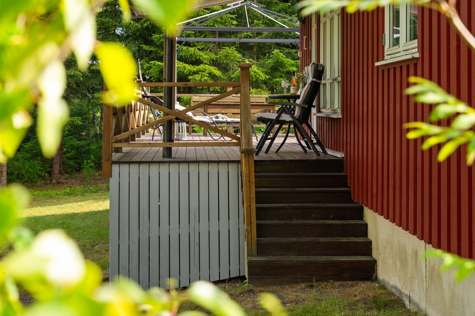 Fra terrassen er det trapp ned til hagen. Galleribilde