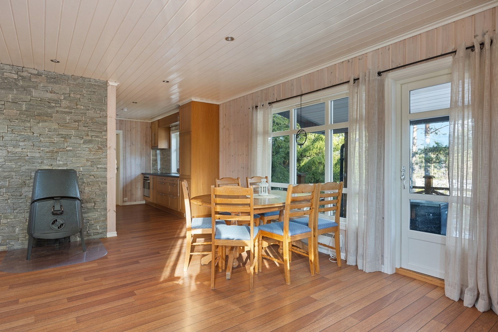 Utgang til terrassen fra stua. Galleribilde