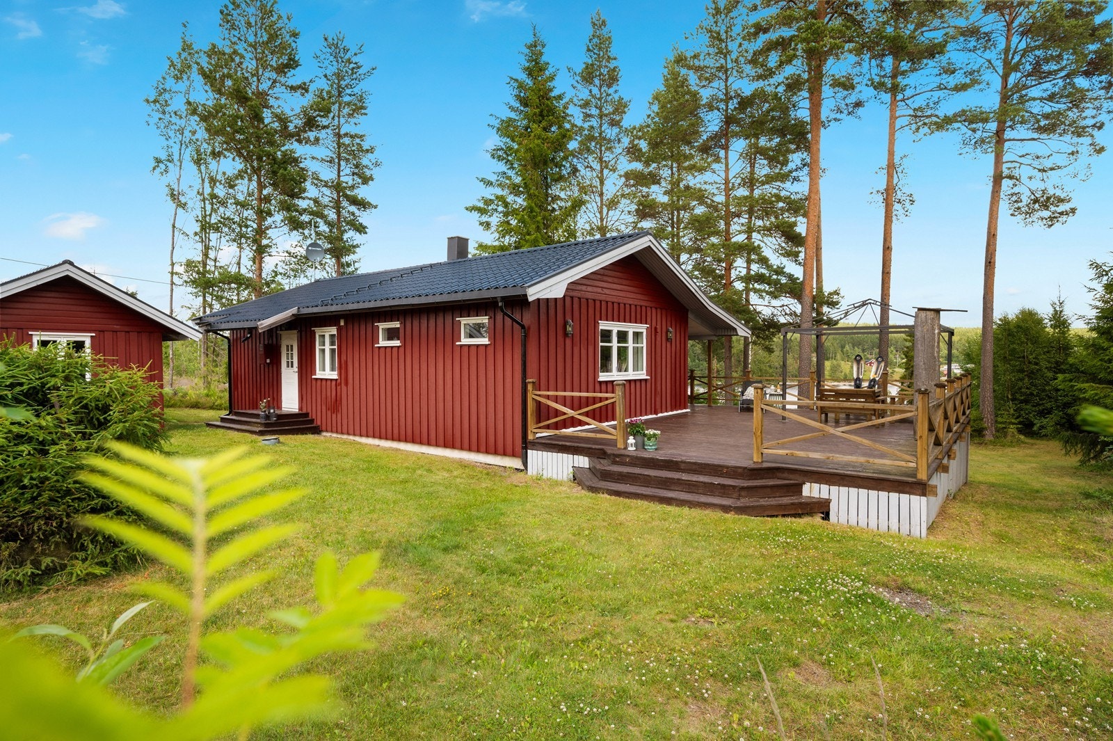 Velkommen til Vikenveien 443. I første rekke til Stora Lee. God hyttestandard, anneks og betydelig påkostet. Opparbeidet platting, stupebrett og brygge rett nedenfor hytta. Særdeles gunstig festeavtale er tinglyst. Presentert av Anita Heer i Aktiv Galleribilde