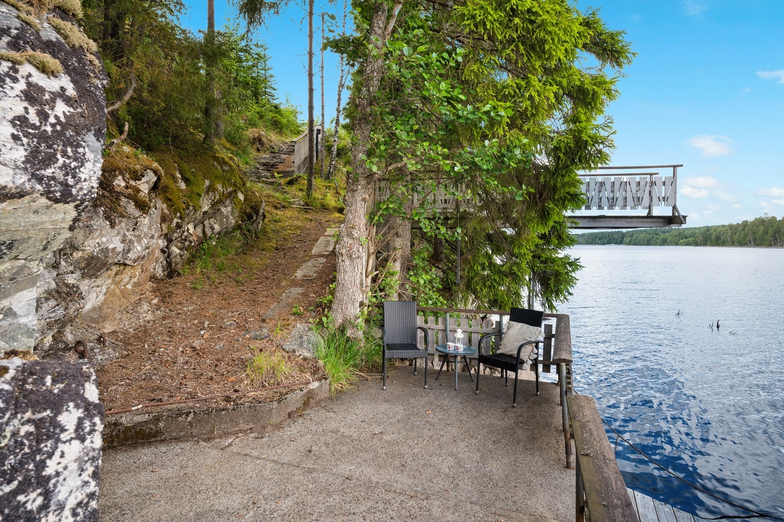 Velkommen til Vikenveien 443 - I første rekke til Stora Lee. Opparbeidet platting, stupebrett og brygge rett nedenfor hytta. Særdeles gunstig festeavtale er tinglyst. Presentert av Anita Heer i Aktiv Galleribilde