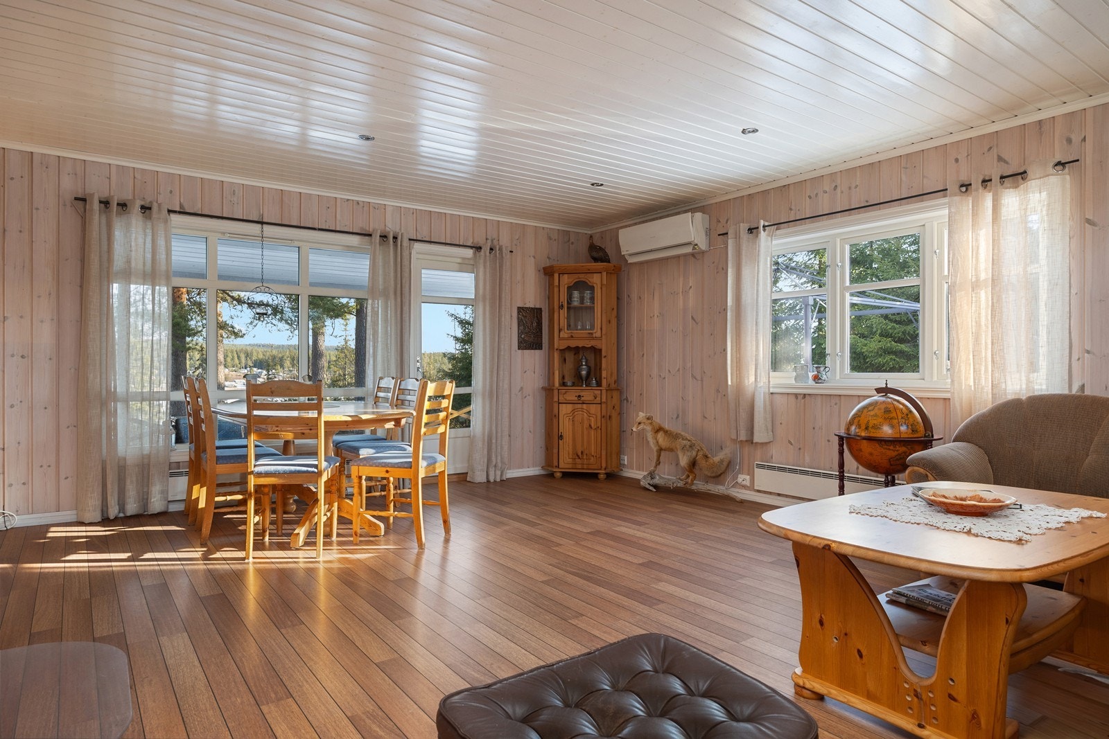 Hytta har ei romslig stue med god plass til både salong og spisegruppe. Galleribilde
