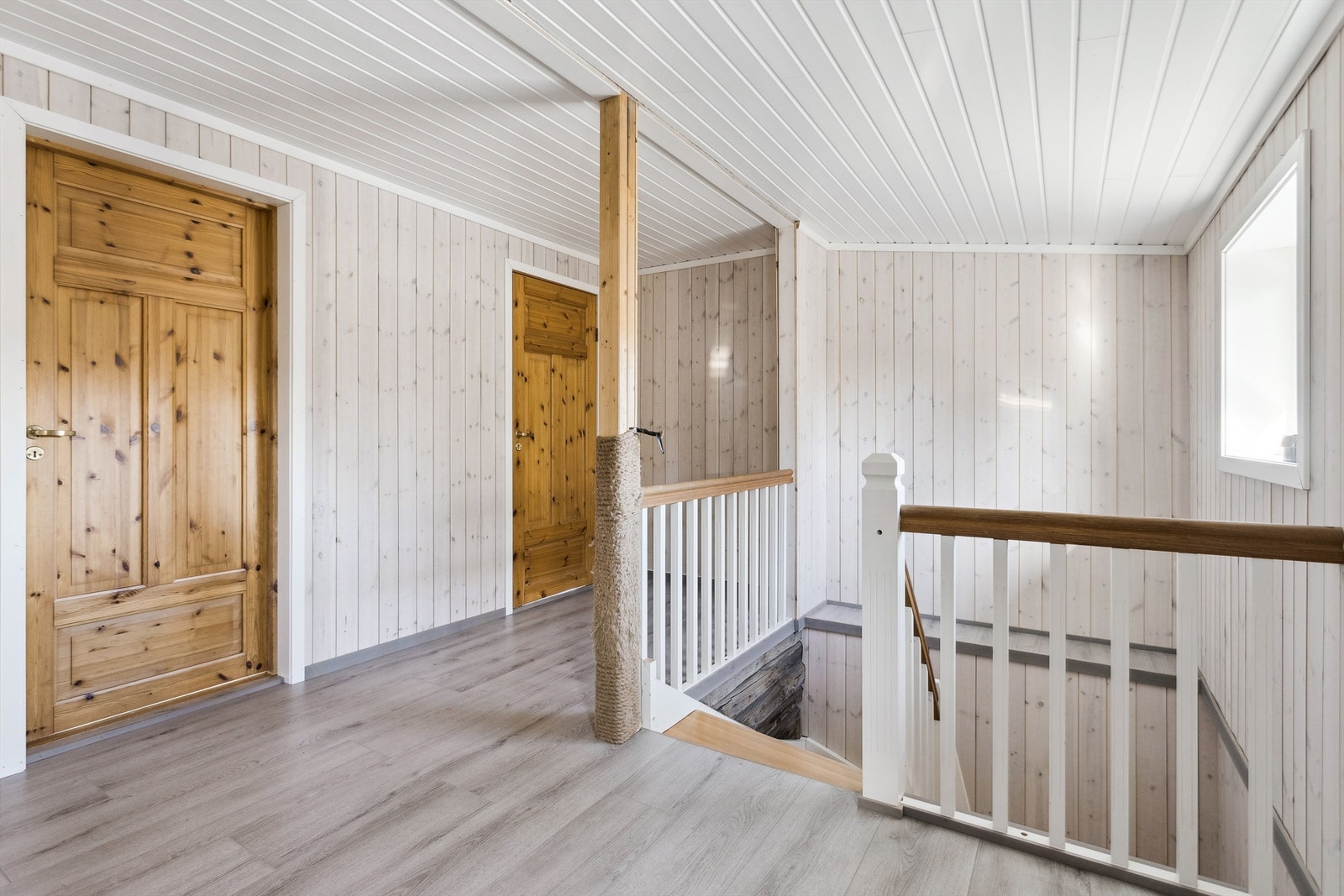 Ny trapp og gang i 2. etasje Galleribilde