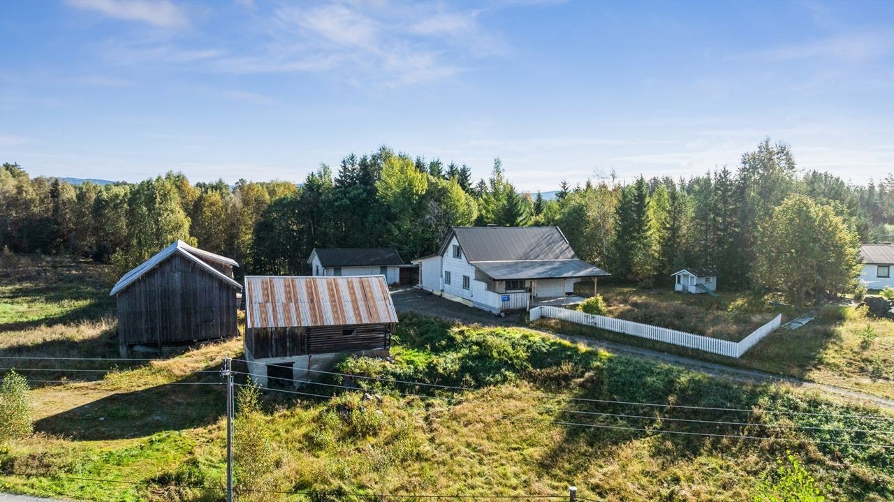 Gårdstun med eldre bygninger - Enebolig, låve, fjøs og uthus Galleribilde