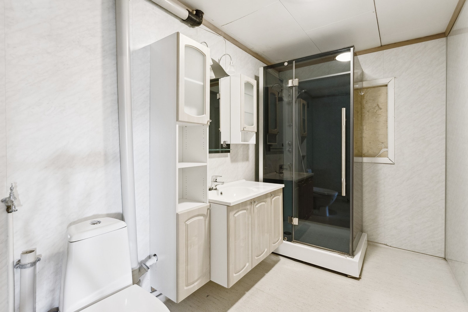 Bad med opplegg til vaskemaskin Galleribilde