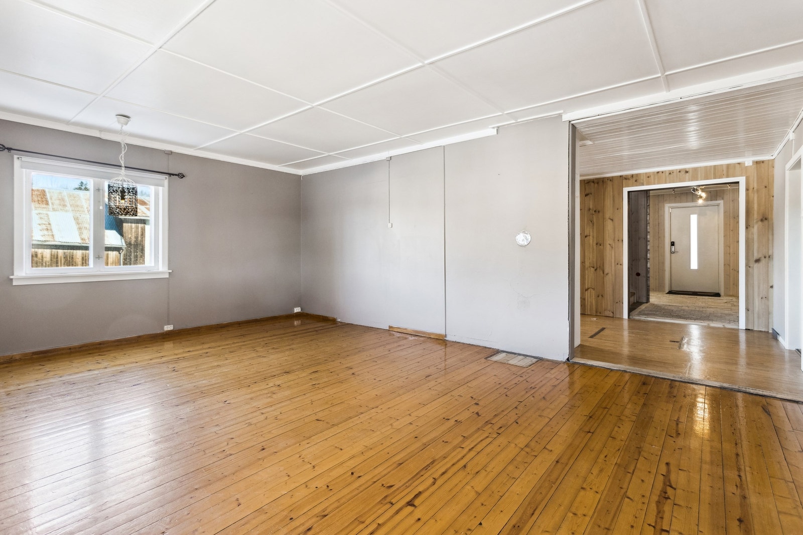 God og dels åpen planløsning mellom stue, kjøkken og gang - Gulvlem i kjøkken ned til kjellerrom Galleribilde