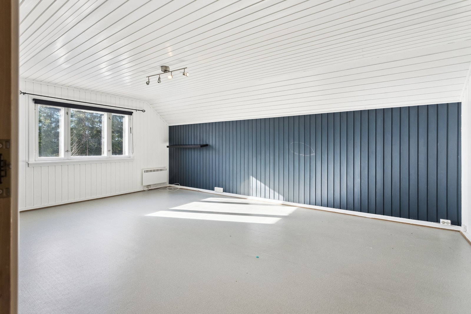 Soverom 2 i 2. etasje - Begge soverommene har tilkomst til kott Galleribilde