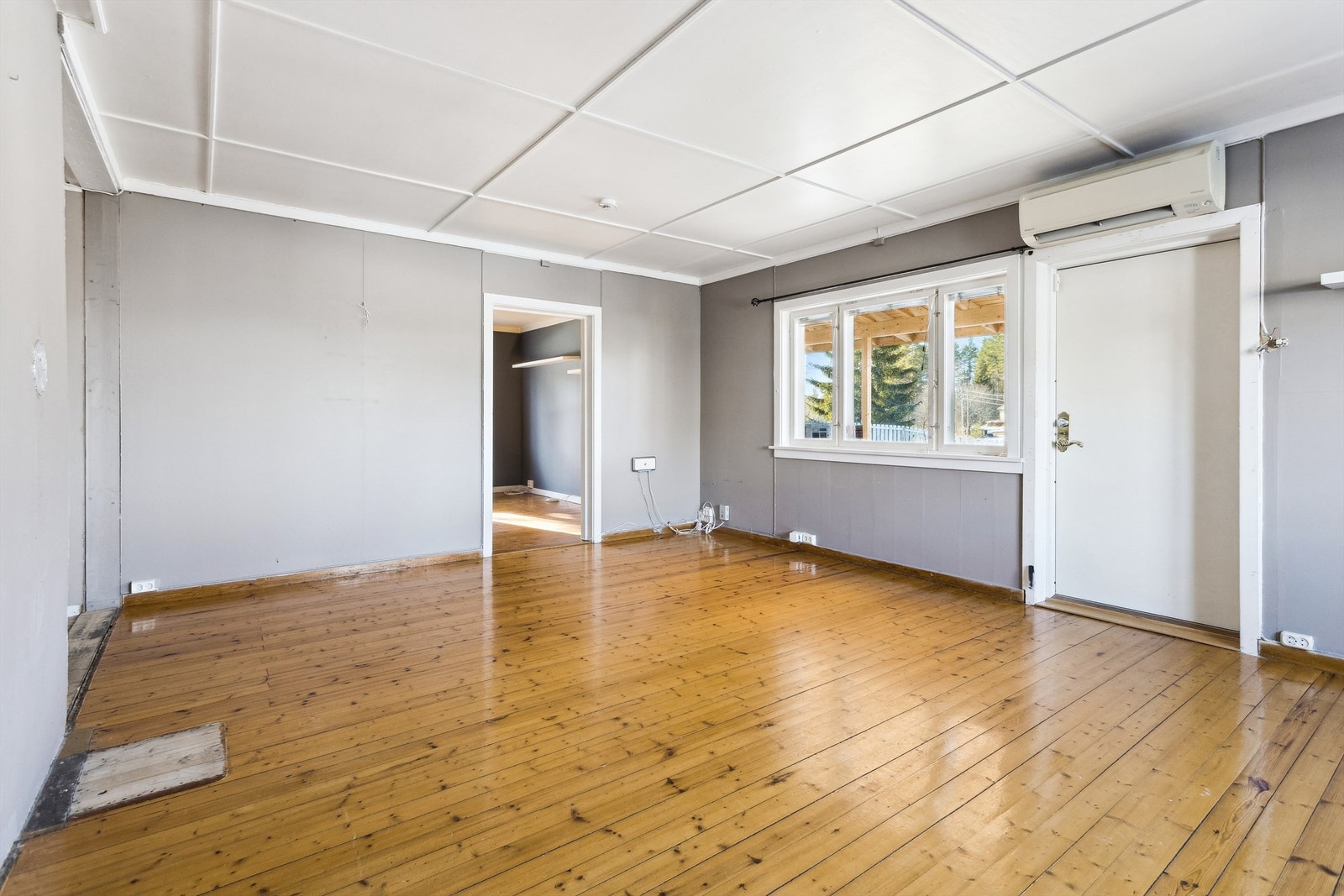 Boligen har to stuer - Elektrisk anlegg med flere løse kabler Galleribilde