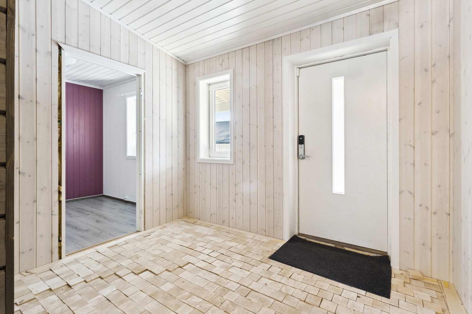 Lyst og innbydende tilbygg med uferdige arbeider Galleribilde