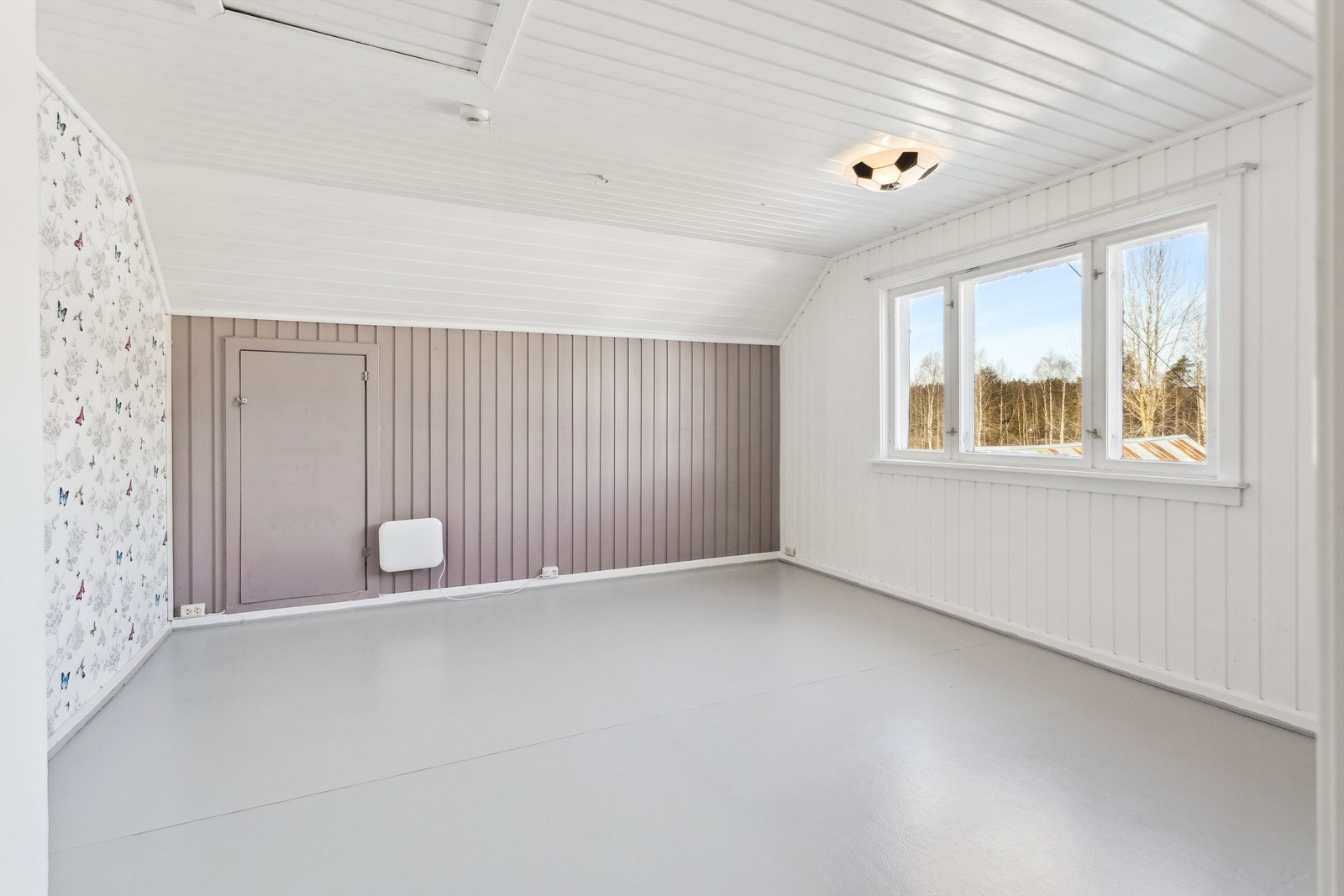 Soverom 1 i 2. etasje med vedovn - Adkomst til raftekott og til loft Galleribilde