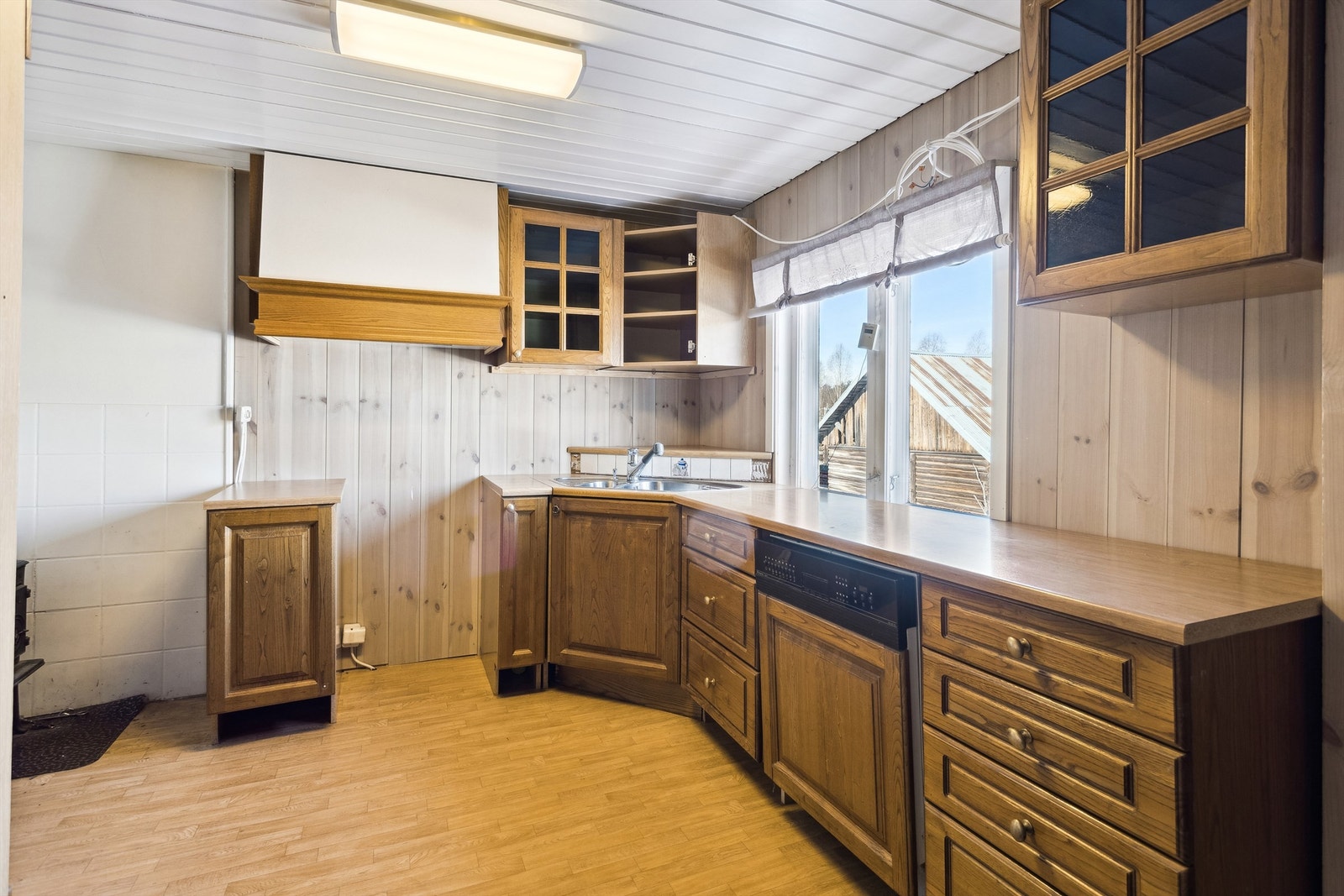 Kjøkkeninnredningen er remontert i boligen Galleribilde