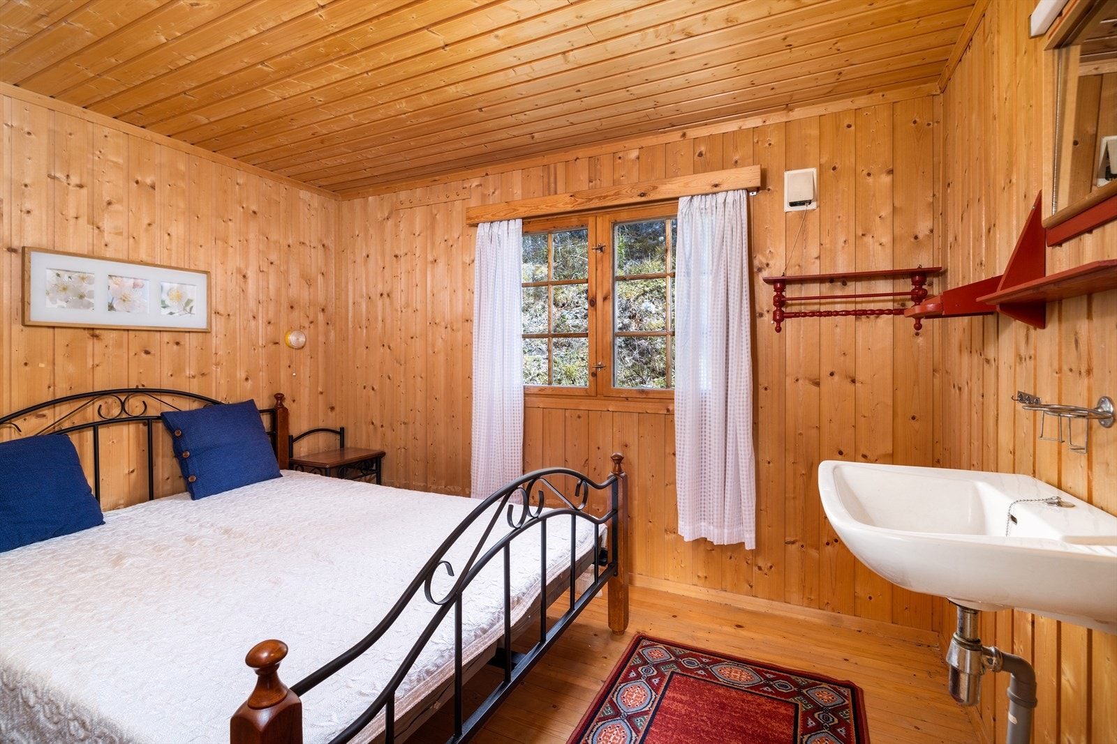 Hytta har 3 soverom. Hovedsoverommet har god plass til innredning med dobbeltseng og nattbord. Galleribilde