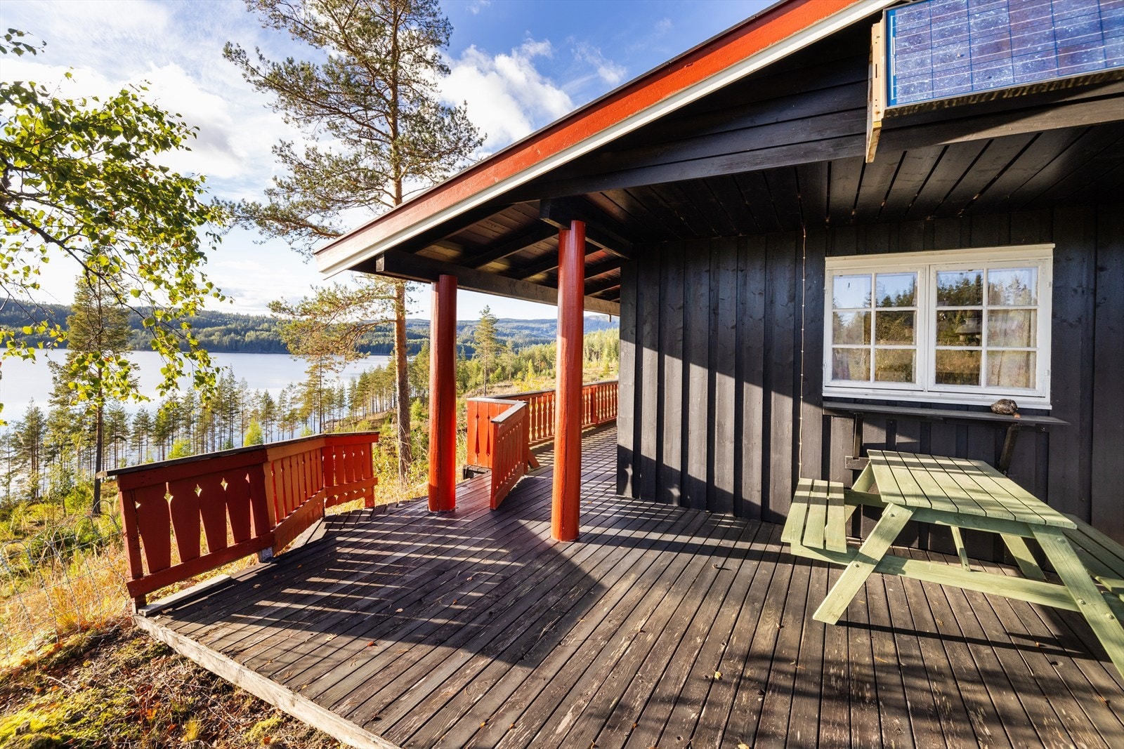 Det er en terrasse på ca 25 kvm med flott utsikt ut over Væleren. Galleribilde