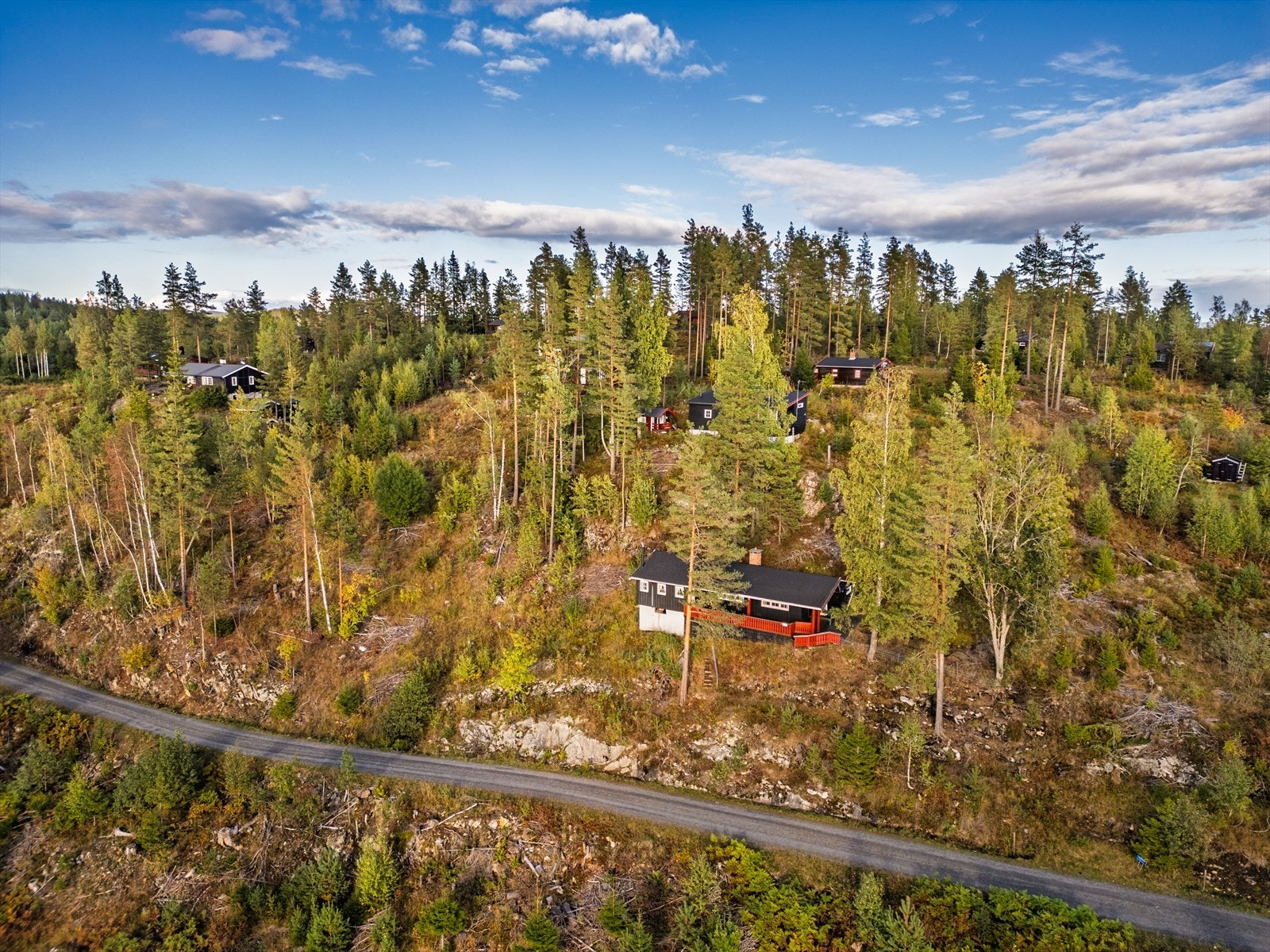 Fin naturtomt som er inngjerdet ved inngangspartiet Galleribilde