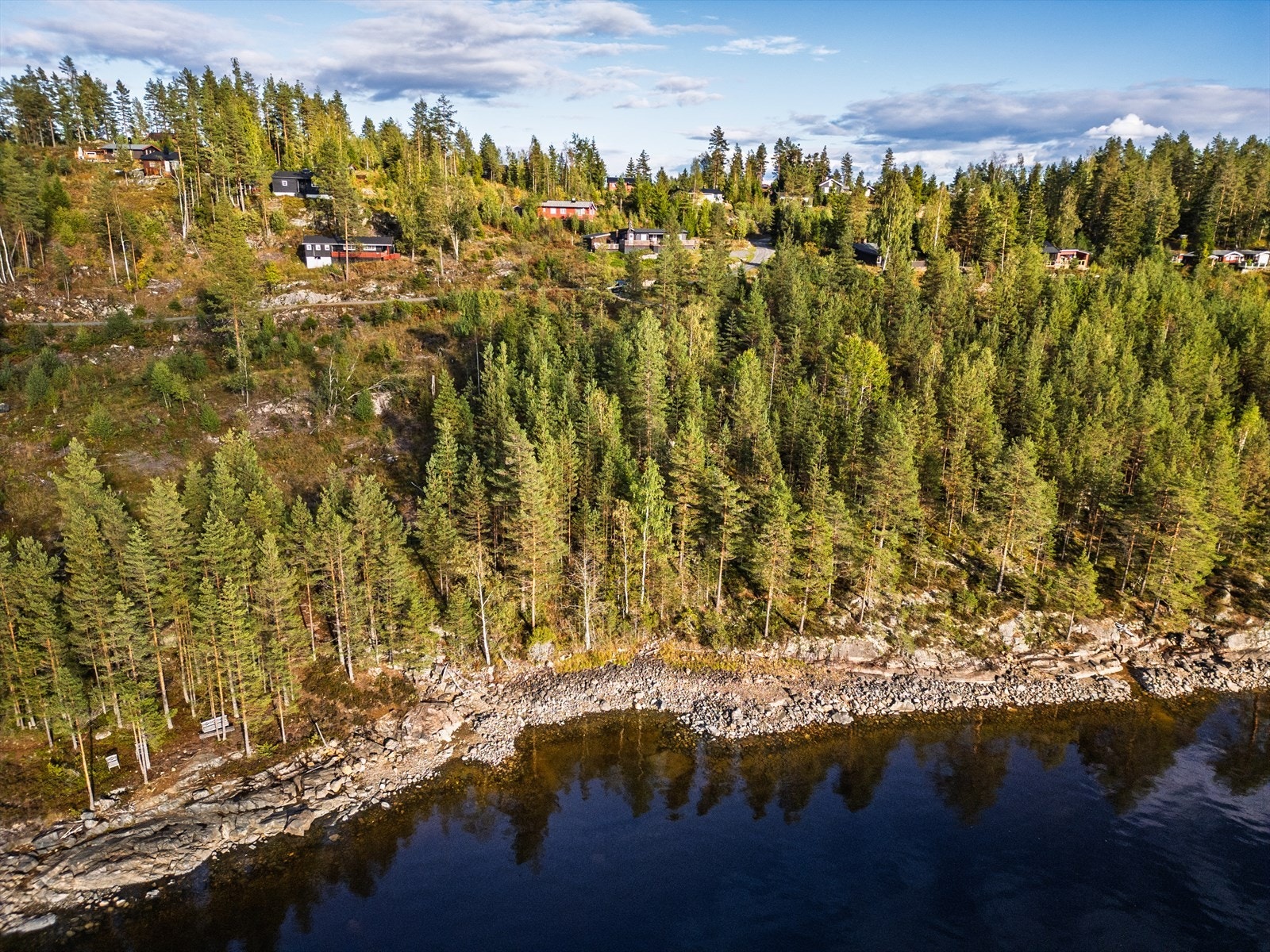 Hytta ligger ikke langt fra vannet Galleribilde